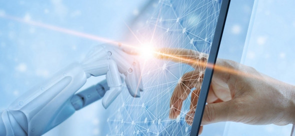 Menschenhand trifft auf Roboterhand